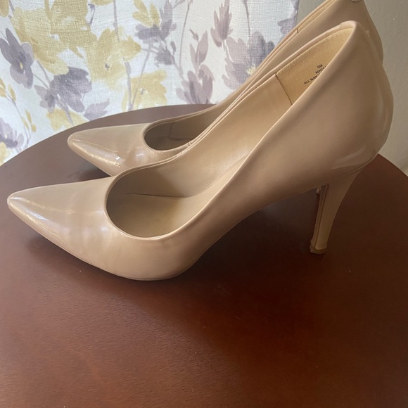 Nine West Cream Heels - Picture 4 of 9